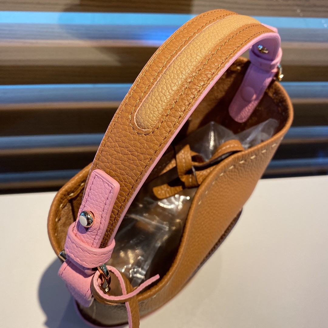 델보 팽 미니 버킷 크로스백